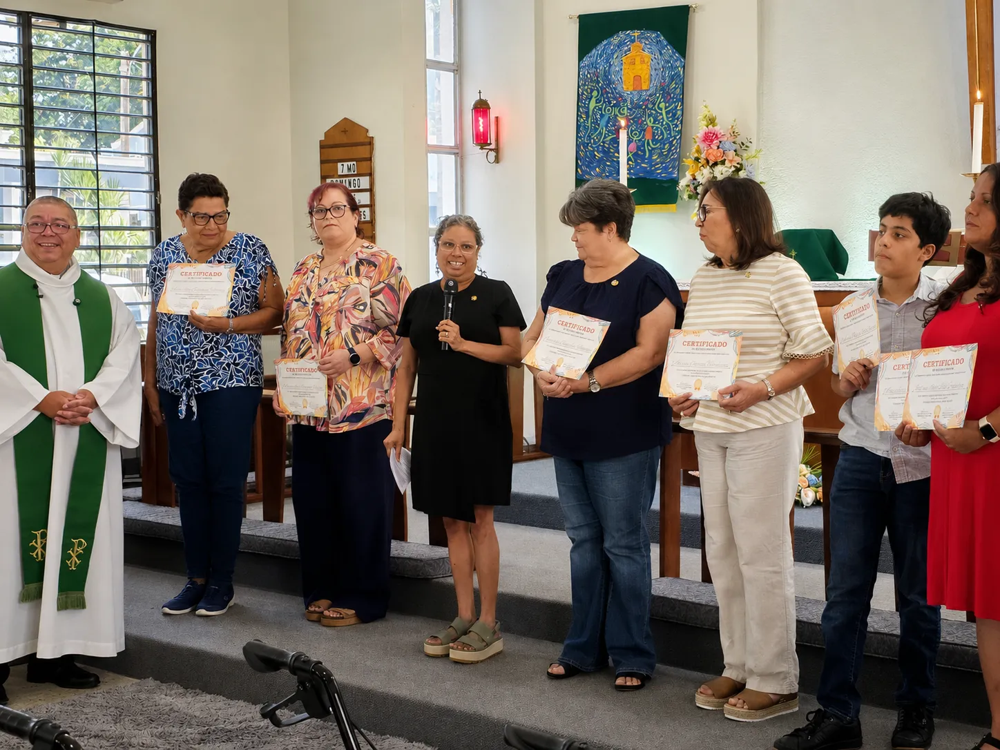 La Profa. Areli M. Nieves Montañez ofrece unas palabras durante el reconocimiento a las personas participantes del Taller de Pintura