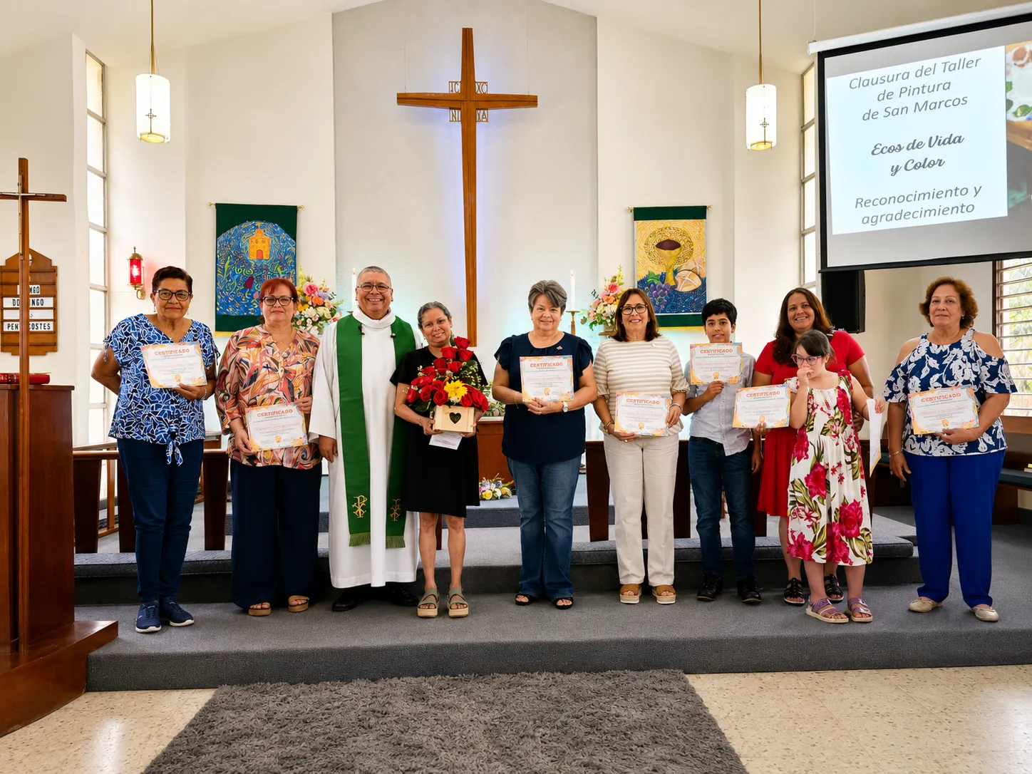 Fotografía grupal de las personas participantes del Taller de Pintura junto a la Profa. Areli M. Nieves Montañez y el pastor de San Marcos