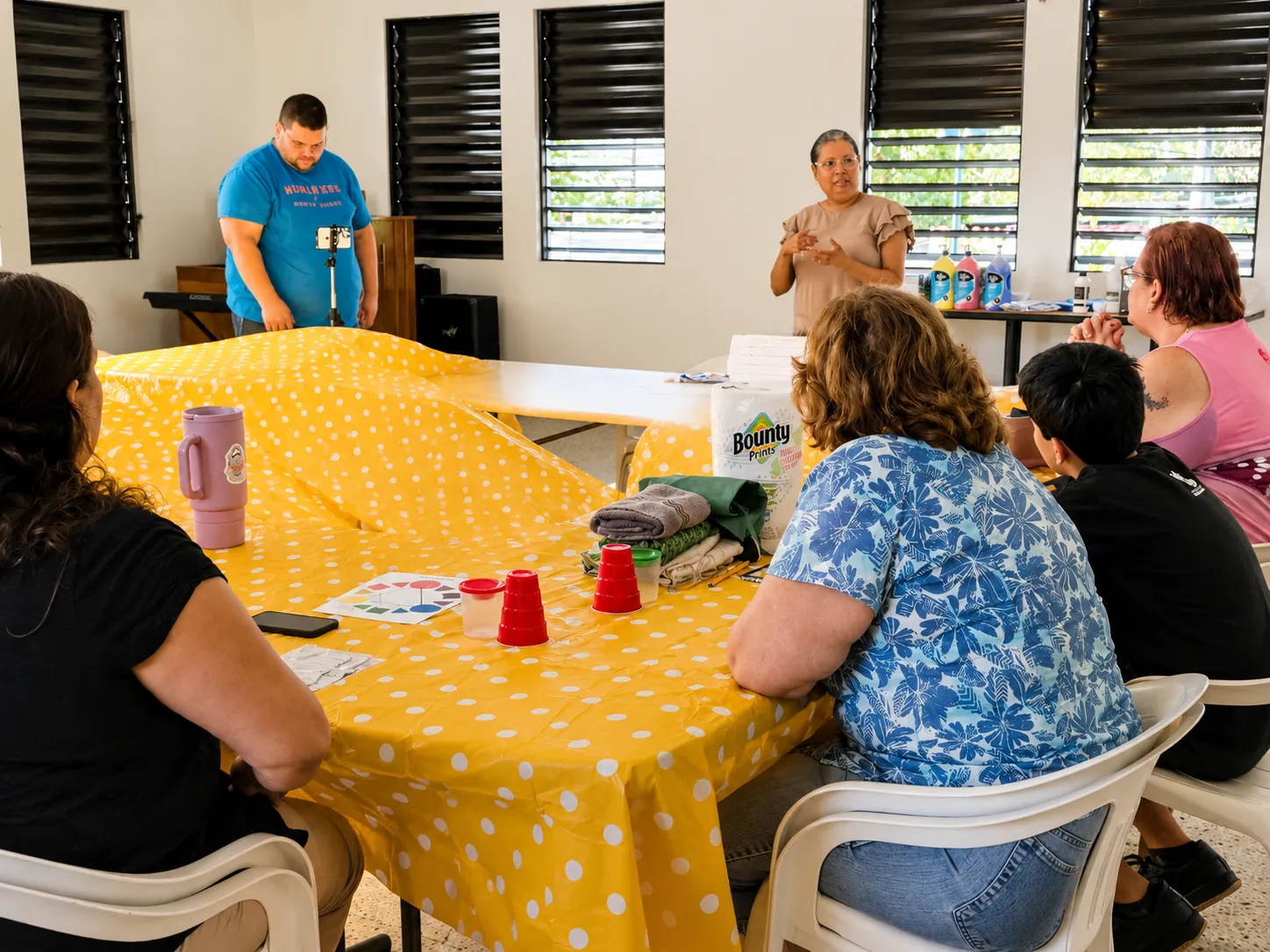Participantes escuchan una orientación durante una de las sesiones del Taller de Pintura