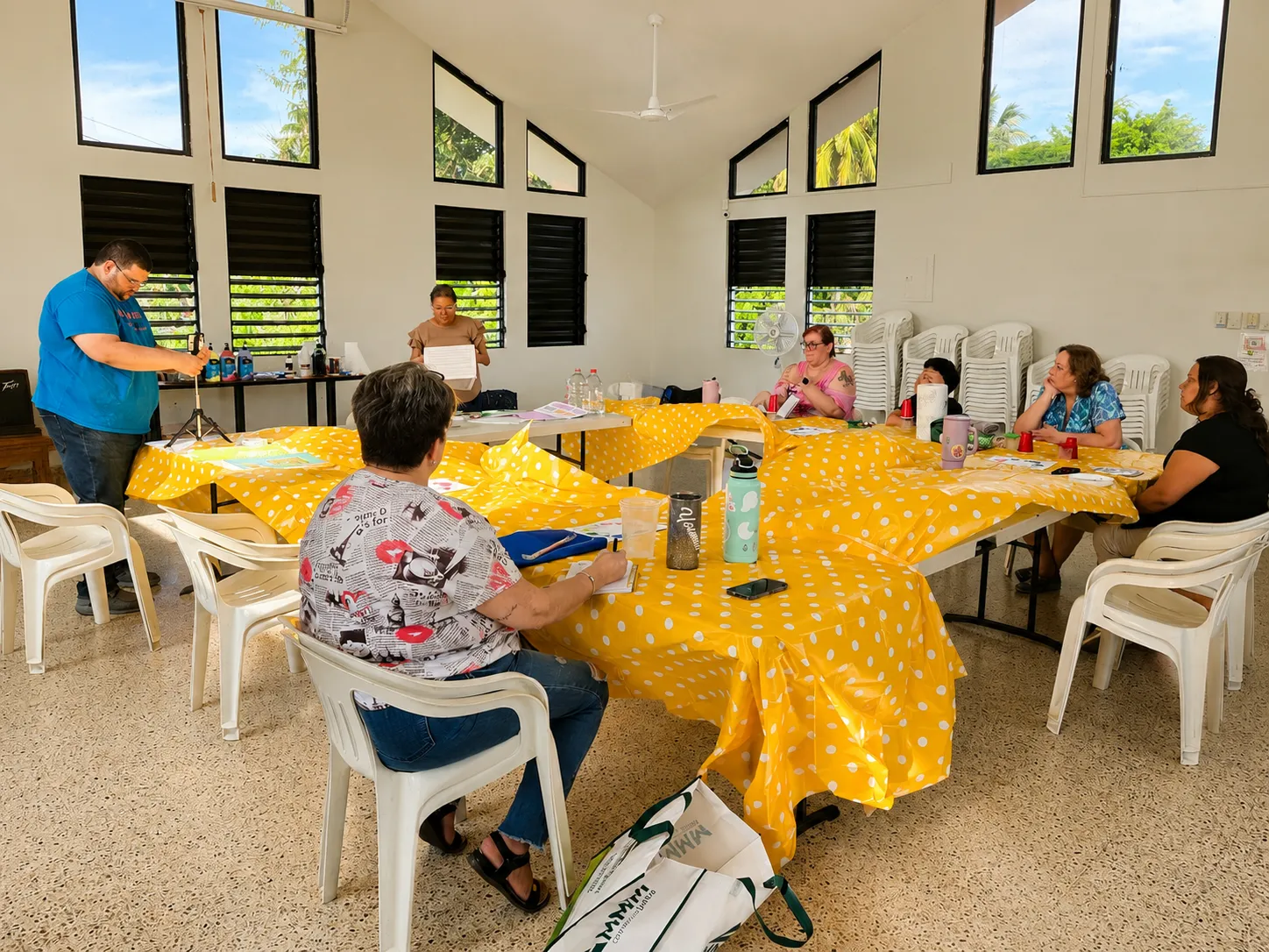 Vista general de las personas participantes reunidas durante una sesión del Taller de Pintura en San Marcos