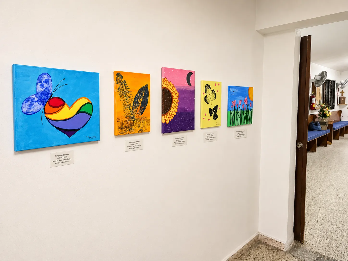 Conjunto de pinturas de flores, mariposas y motivos naturales expuestas en San Marcos