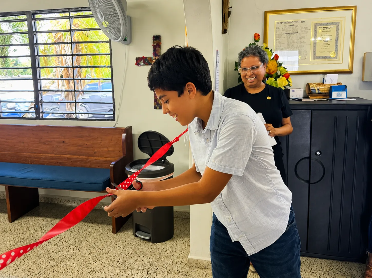 Corte de cinta durante la inauguración de la exposición Ecos de Vida y Color en San Marcos