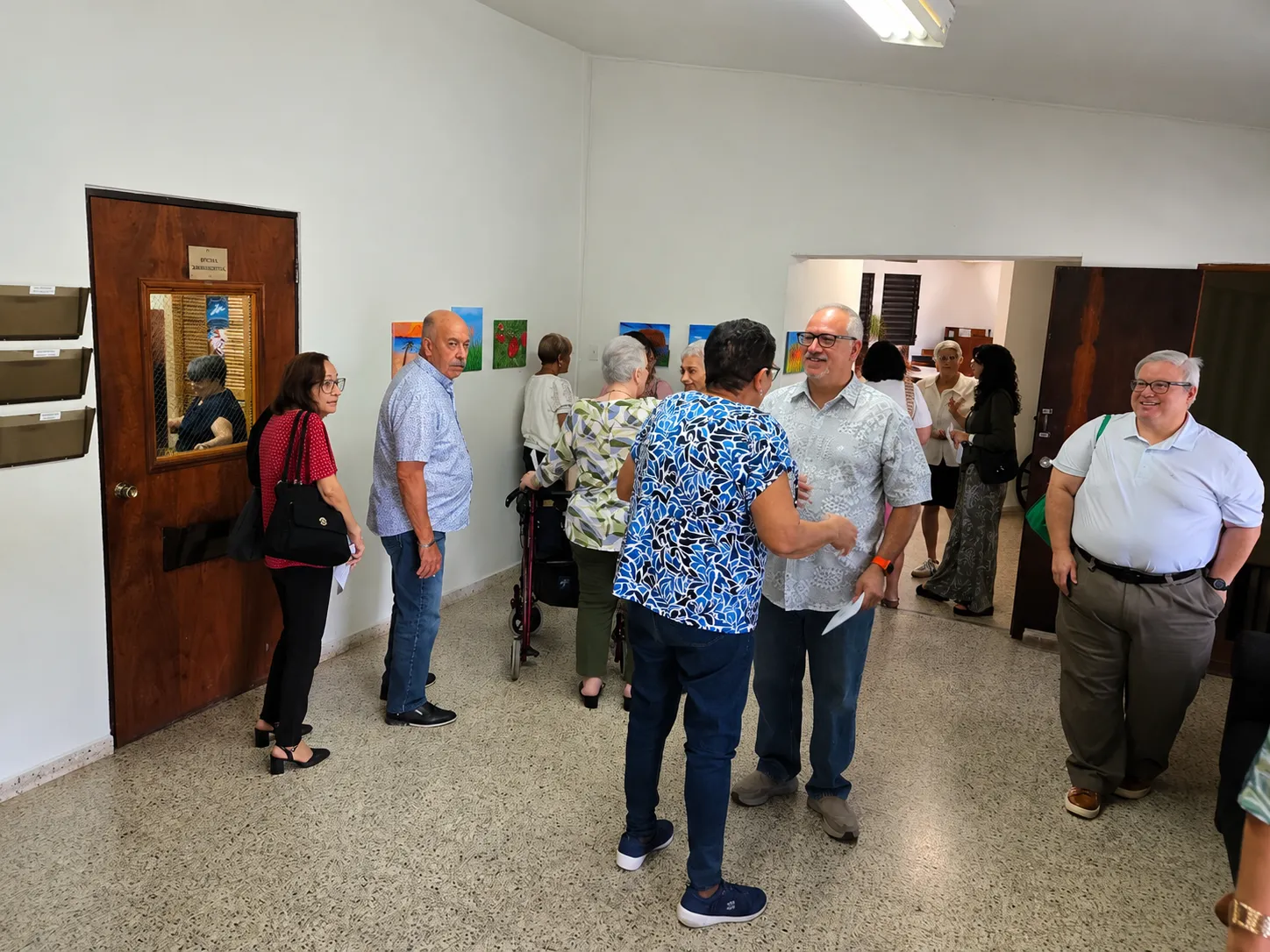 Visitantes recorren una exposición artística en la Iglesia Evangélica Luterana San Marcos