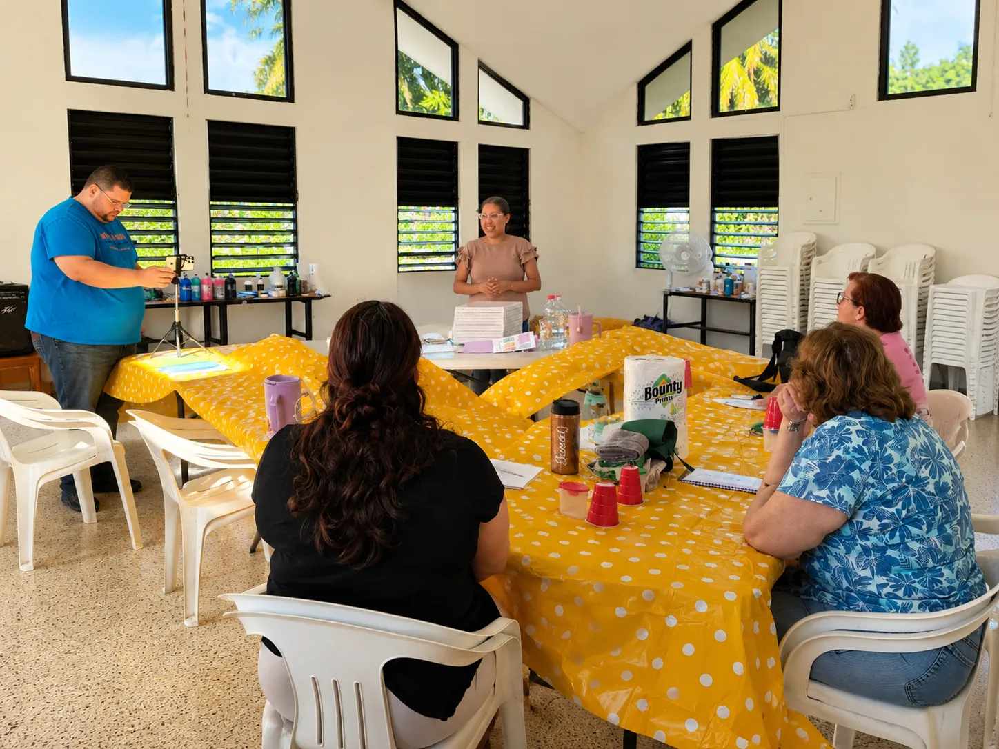 Participantes del Taller de Pintura Ecos de Vida y Color durante una sesión de trabajo en la Iglesia Evangélica Luterana San Marcos